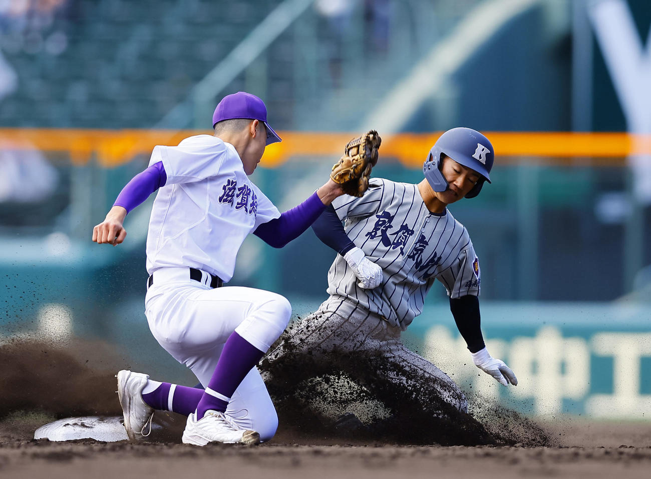 滋賀短大付対敦賀気比　1回裏敦賀気比無死一塁、打者河村のとき二盗を決める岡部（2025年3月19日撮影）