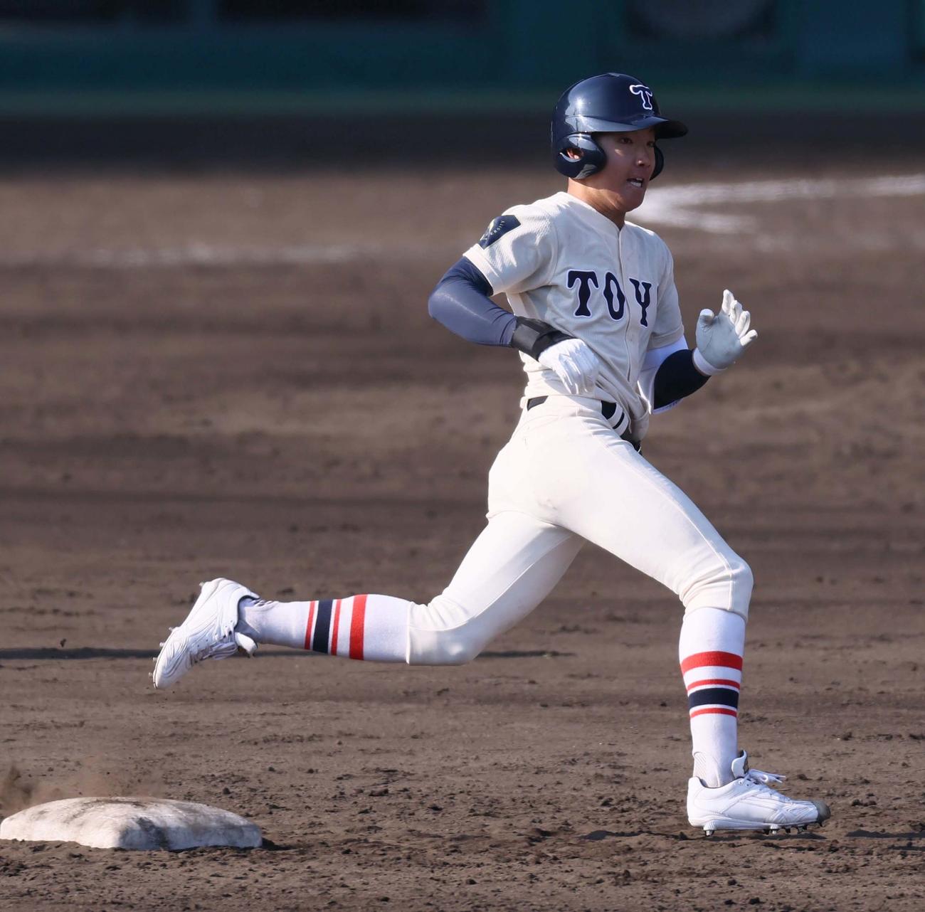 東洋大姫路対壱岐　5回表東洋大姫路1死二塁、高畑は左へ勝ち越し適時三塁打を放つ（2025年3月20日撮影）