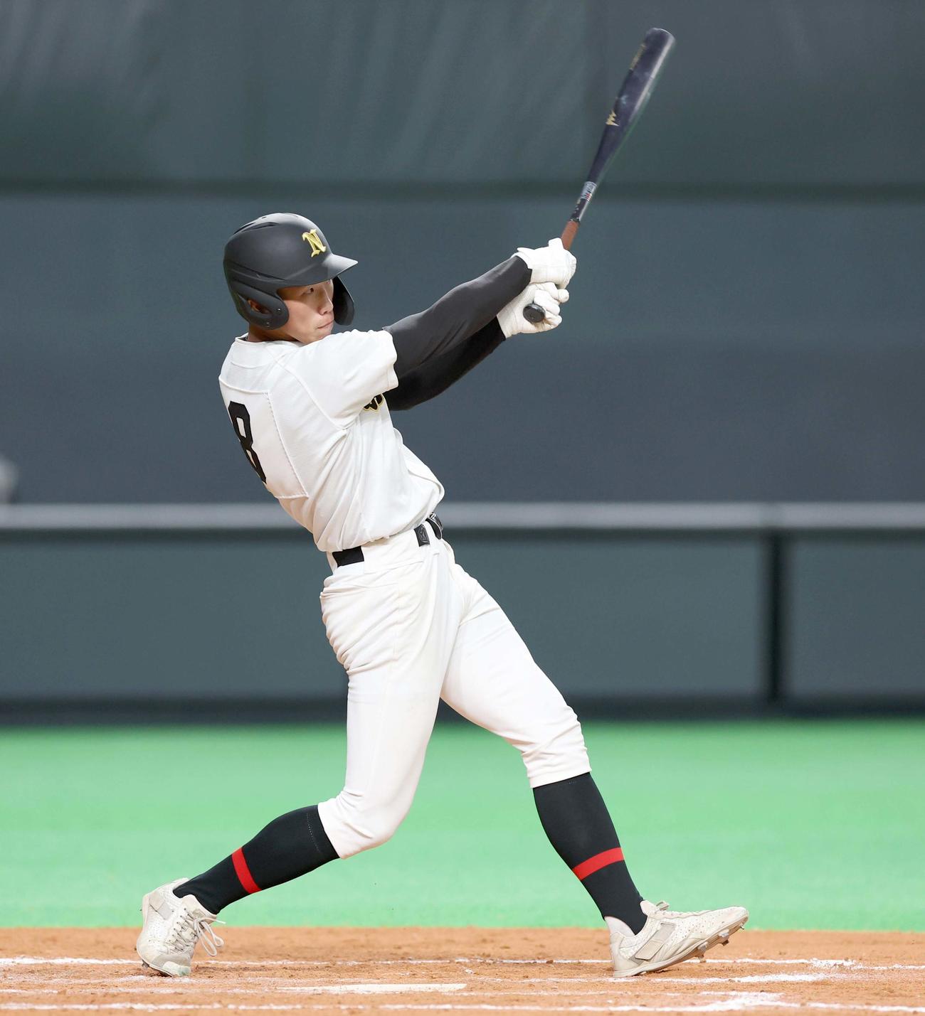 北照対札幌日大　8回裏札幌日大2死二、三塁、左中間に2点適時三塁打を放つ窪田（2024年10月撮影）