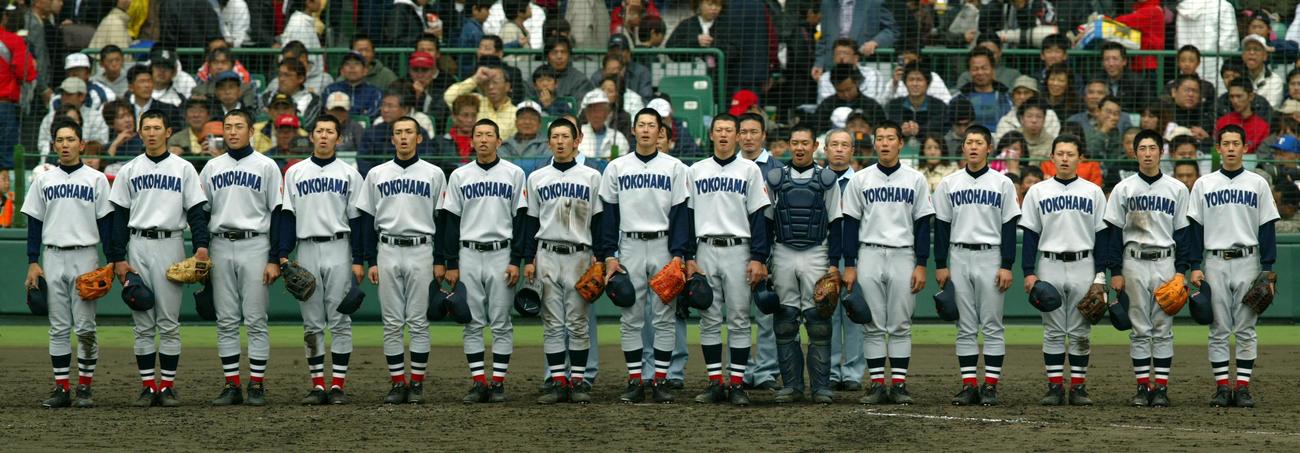 03年4月、決勝進出を決め校歌を歌う横浜ナイン。左から2人目が涌井、右から6人目が捕手村田