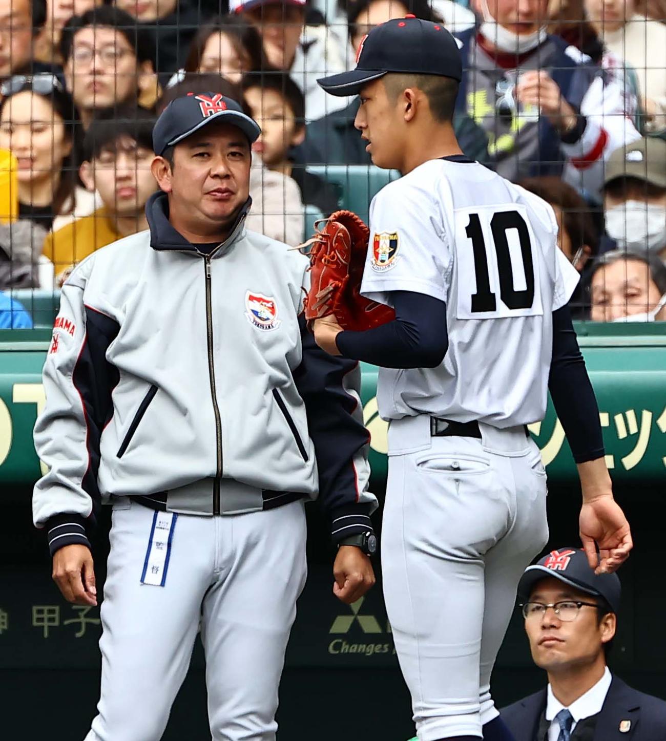 智弁和歌山対横浜　好投する横浜・織田（右）に声をかける村田監督（撮影・上田博志）