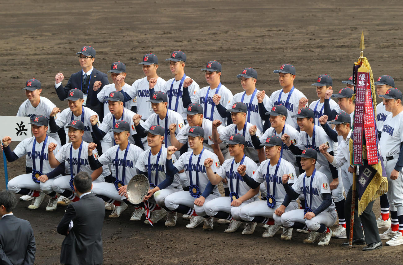 智弁和歌山対横浜　優勝し記念撮影する横浜ナイン（撮影・上山淳一）