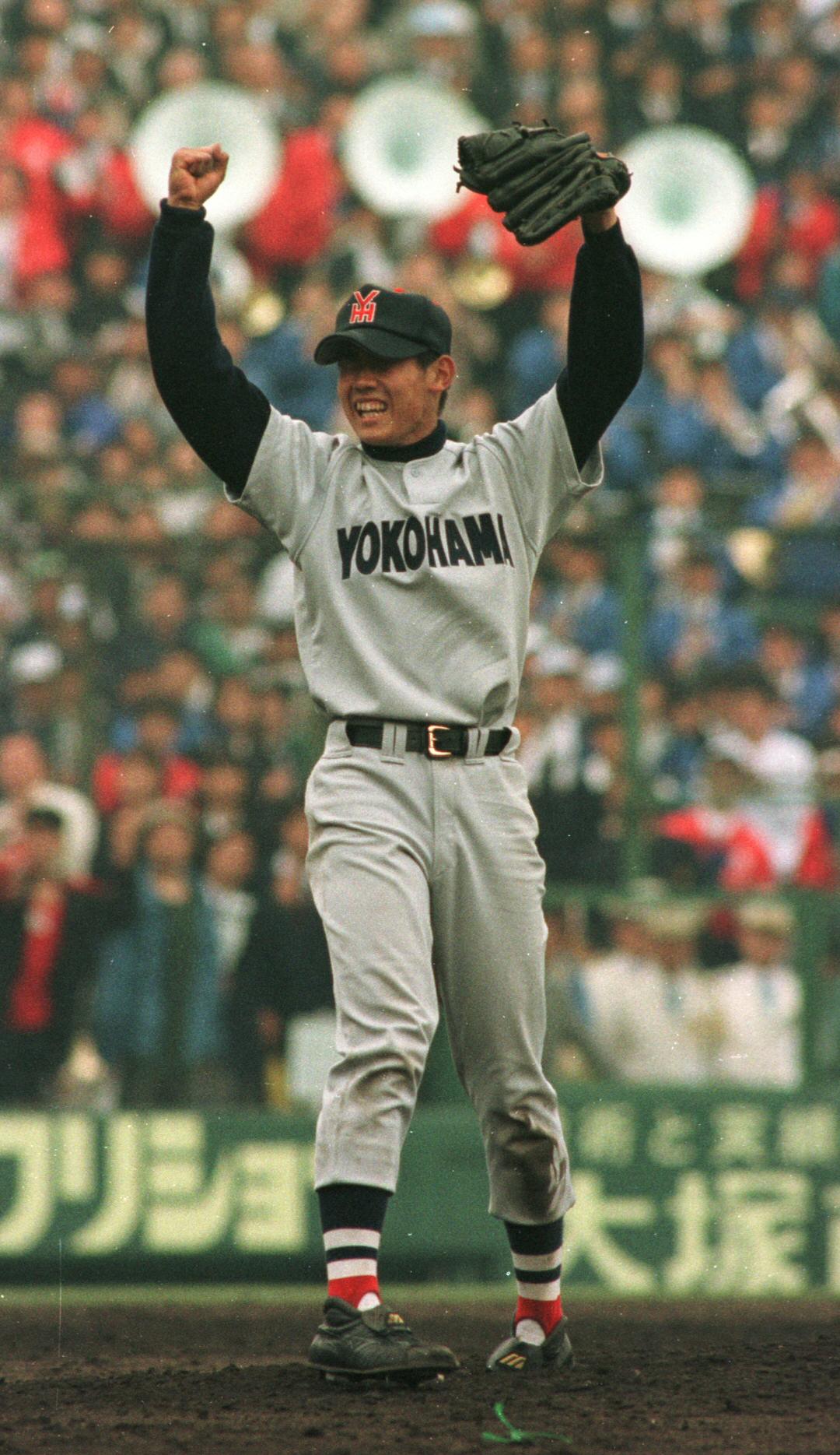 第70回選抜高校野球決勝　優勝した横浜の松坂大輔は満面の笑みでガッツポーズ（1998年4月撮影）