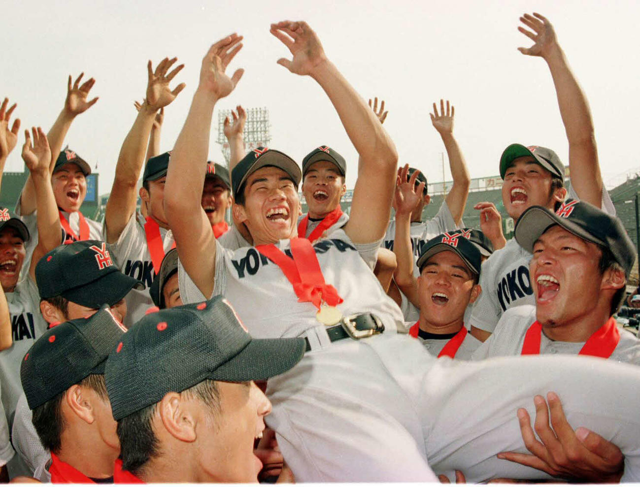 夏の甲子園で優勝し、松坂大輔（中央）を胴上げする小池正晃（右端）ら横浜ナイン（1998年8月撮影）