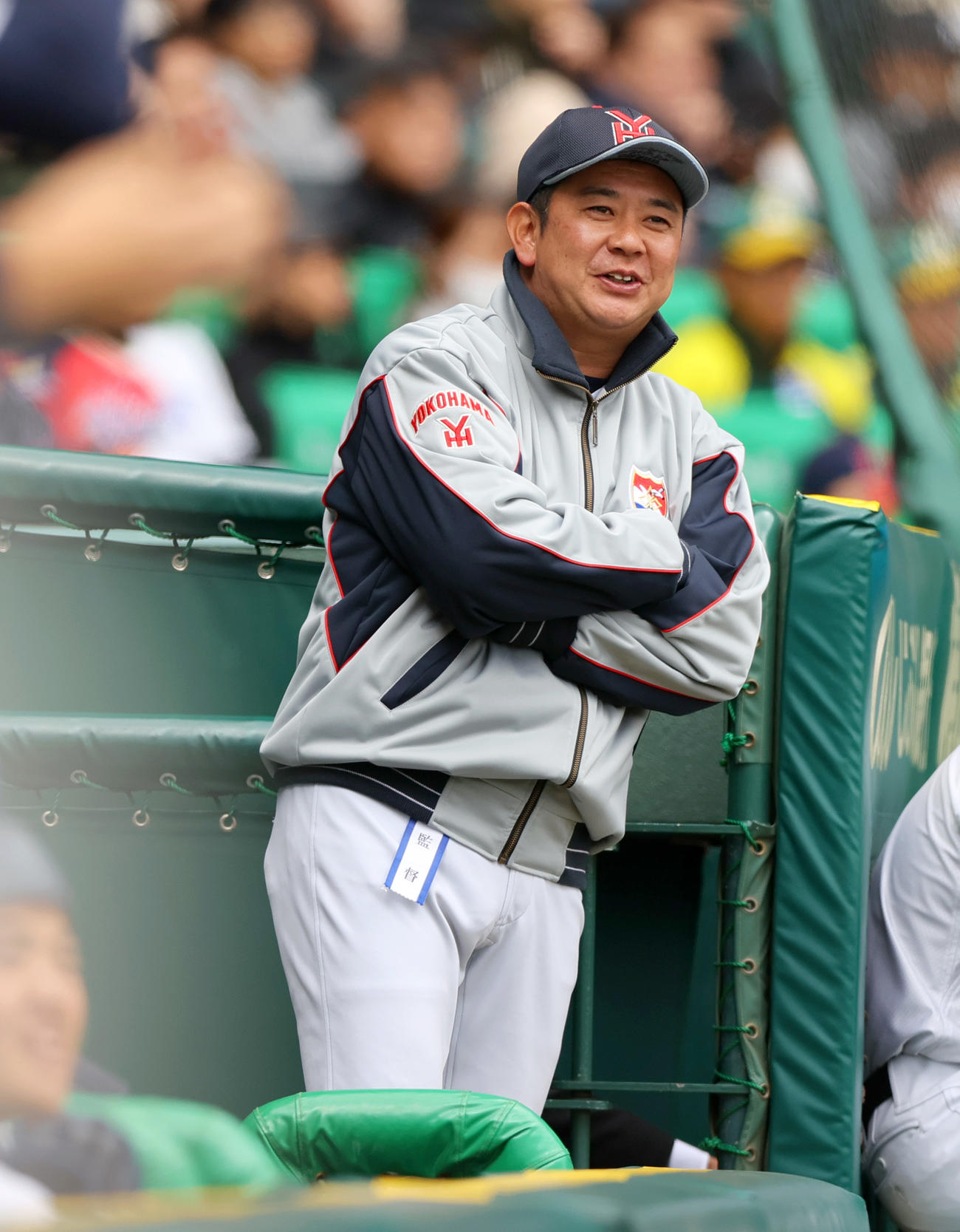 智弁和歌山対横浜　ベンチで笑顔をい見せる横浜・村田監督（撮影・上山淳一）