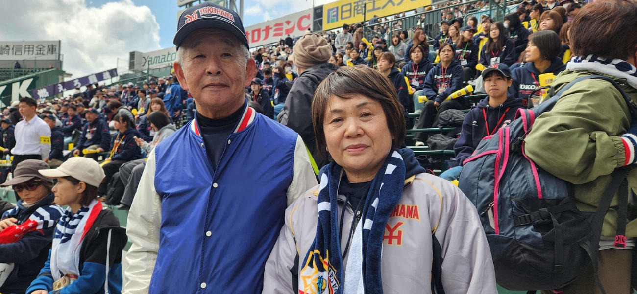 横浜・村田監督の父洋一さん（左）と寮母を務める母友子さん（撮影・保坂淑子）