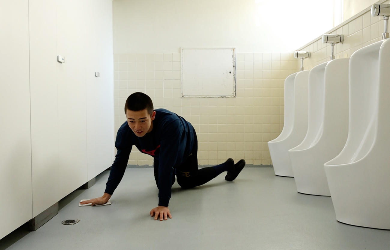 「きれいなトイレが自慢です。」と毎朝のトイレ掃除に精を出す横浜・奥村頼（撮影・青山麻美）