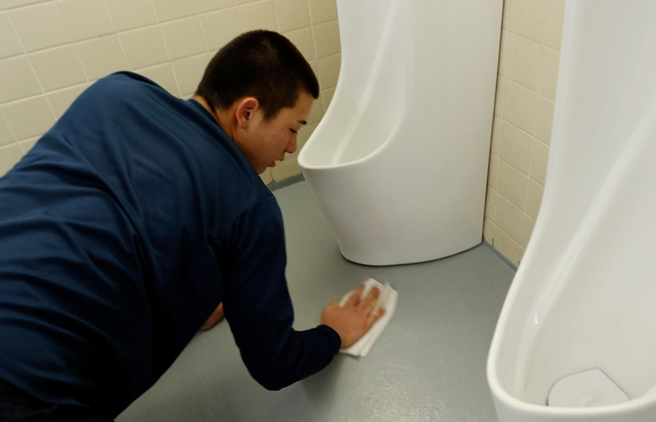「きれいなトイレが自慢です。」と毎朝のトイレ掃除に精を出す横浜・奥村頼（撮影・青山麻美）
