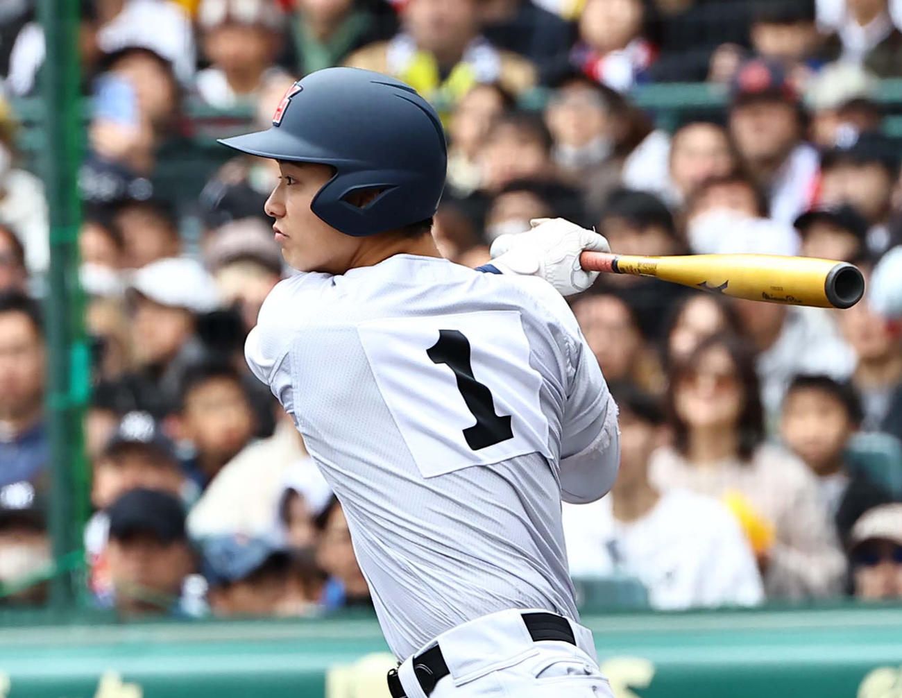 智弁和歌山対横浜　1回裏横浜2死二塁、奥村頼は右前に先制適時打を放つ（撮影・上田博志）
