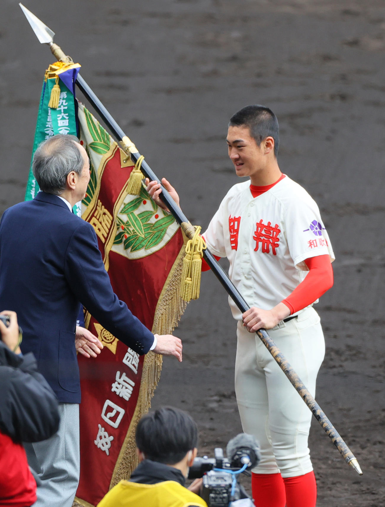 智弁和歌山対横浜　準優勝旗を受け取る智弁和歌山・山田主将（撮影・上山淳一）