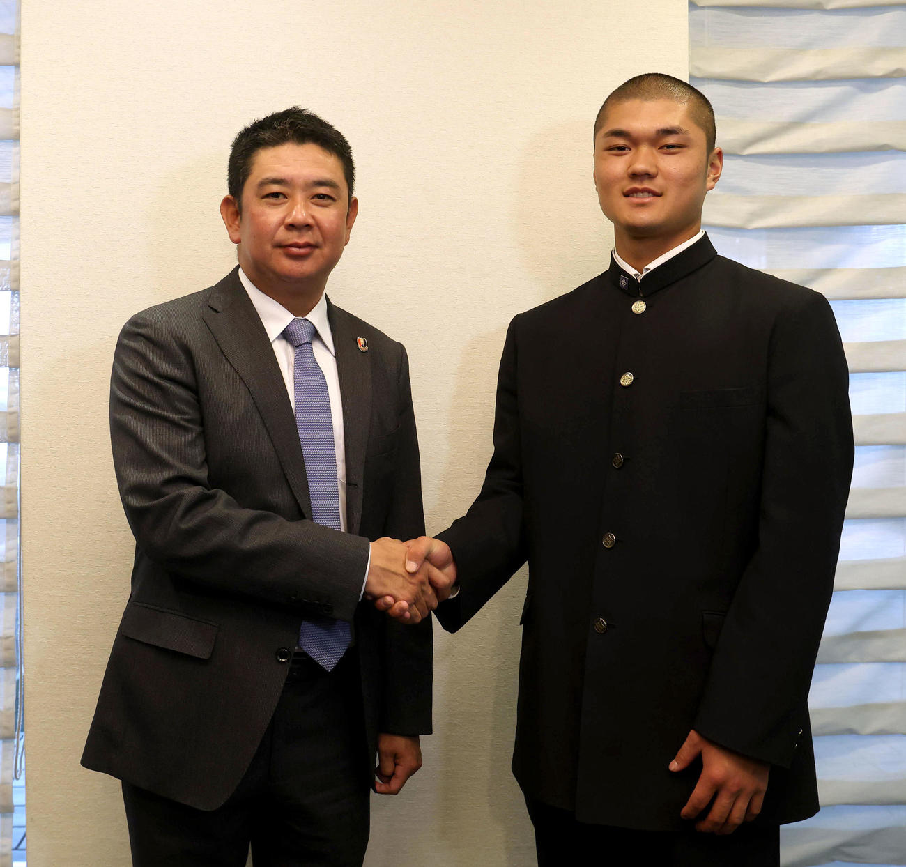 センバツ優勝から一夜明け握手する横浜・村田監督（左）と阿部葉主将（撮影・白石智彦）