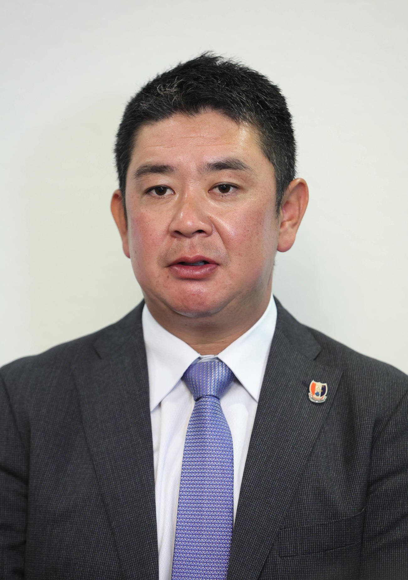 センバツ優勝から一夜明け取材を受ける横浜・村田監督（撮影・白石智彦）