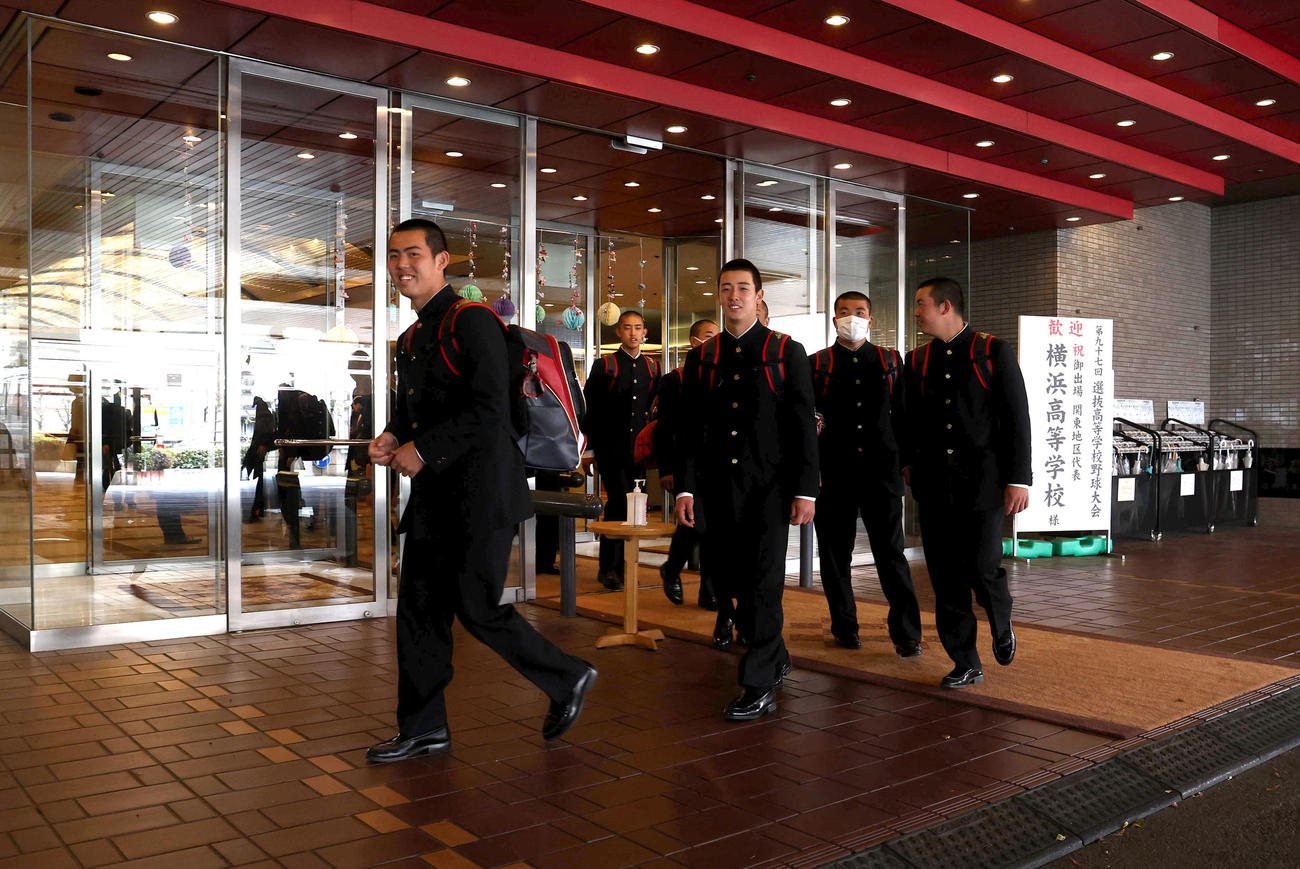 宿舎を後にする横浜ナイン（撮影・白石智彦）
