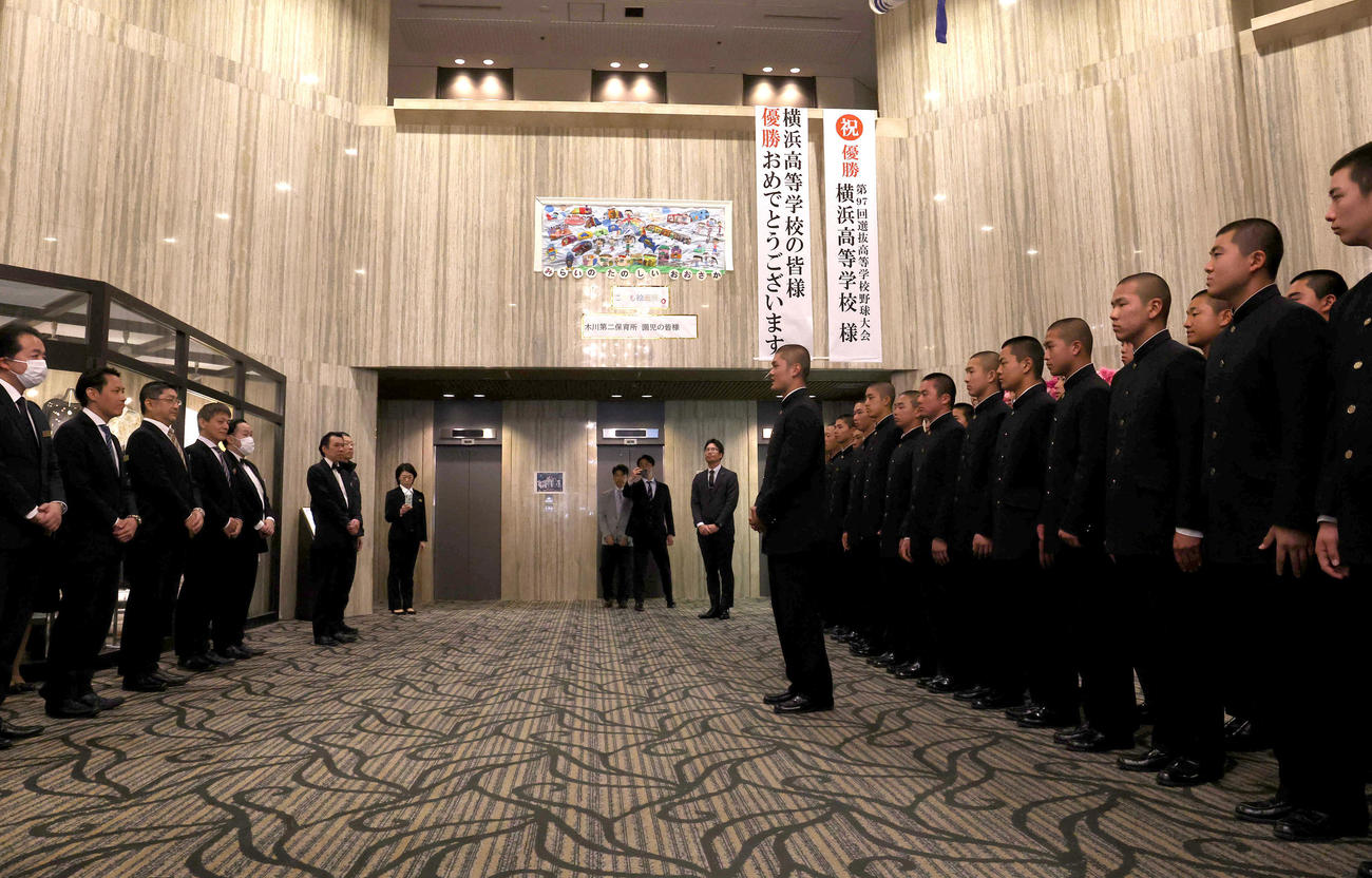 大会期間中にお世話になった宿舎の方々に感謝のあいさつをする横浜・阿部葉主将（右列中央）（撮影・白石智彦）