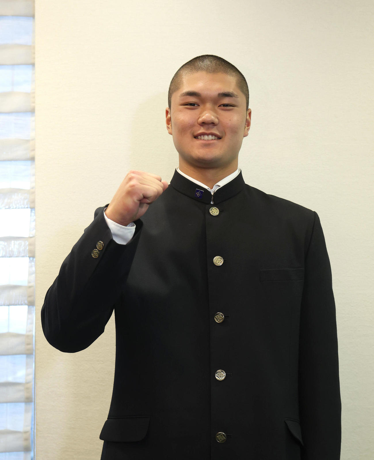 センバツ優勝から一夜明け笑顔でガッツポーズする横浜・阿部葉主将（撮影・白石智彦）
