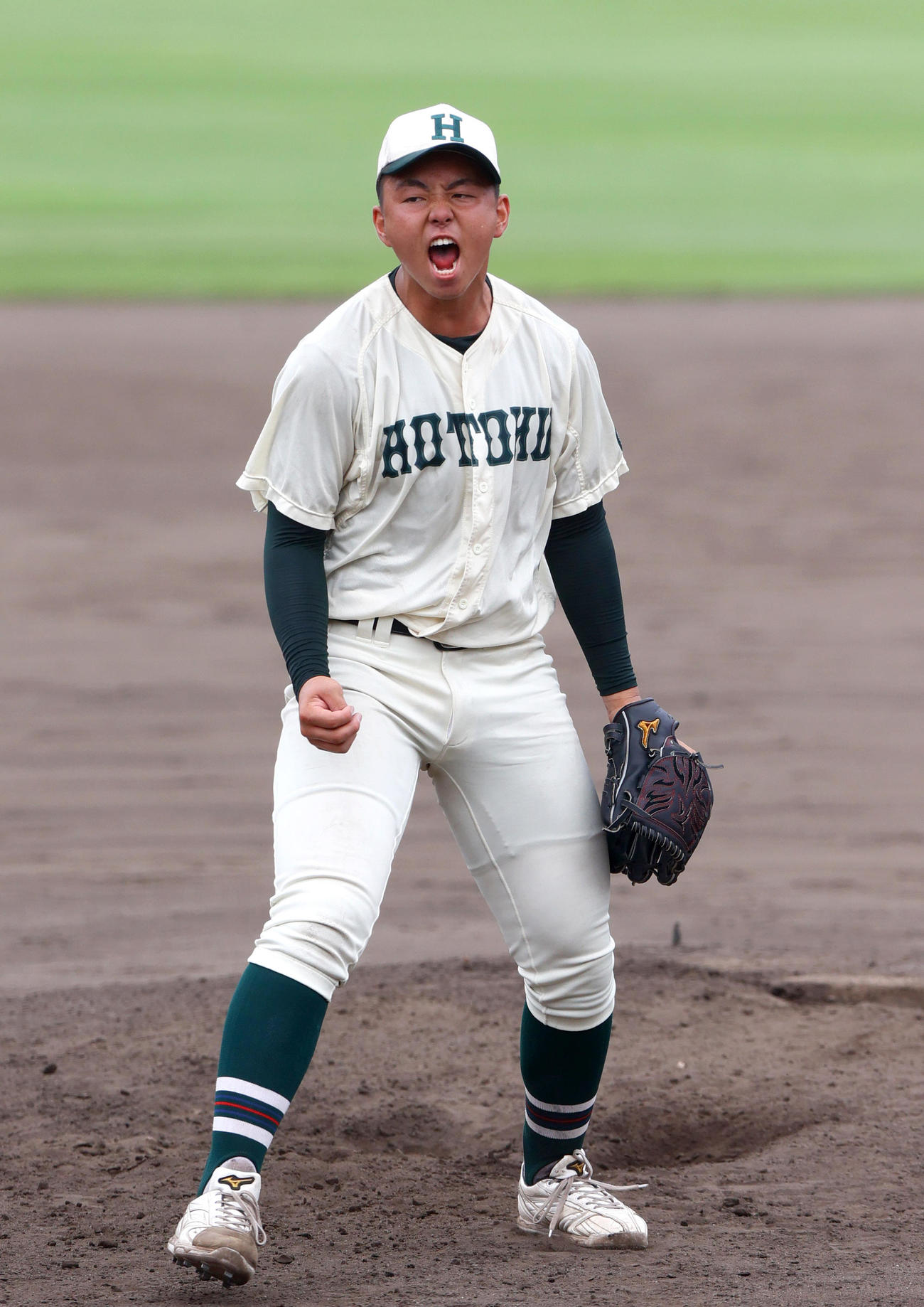 神戸学院大付対報徳学園　9回表神戸学院大付2死一、三塁、間木は最終打者・古谷を空振り三振に仕留め喜ぶ（2024年7月撮影）