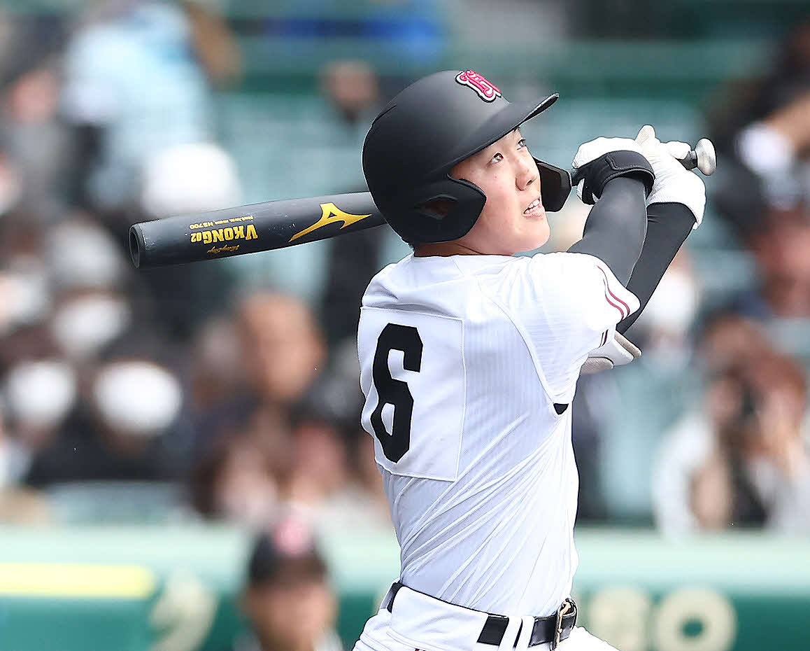 山梨学院対広陵　1回裏広陵1死一、三塁、右犠飛を放つ小林（2023年3月撮影）