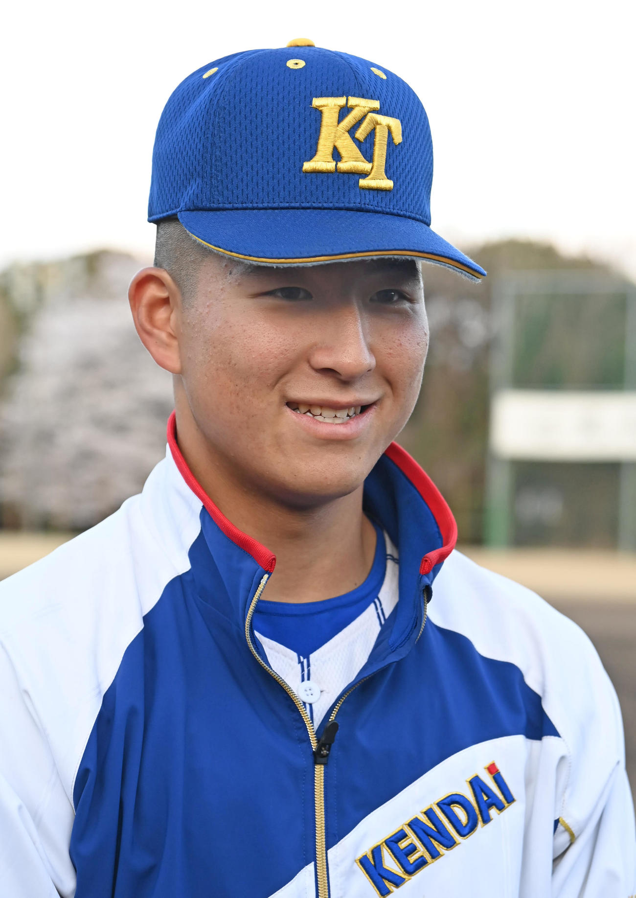 報道陣の質問に笑顔で答える健大高崎の小堀（撮影・石井愛子）