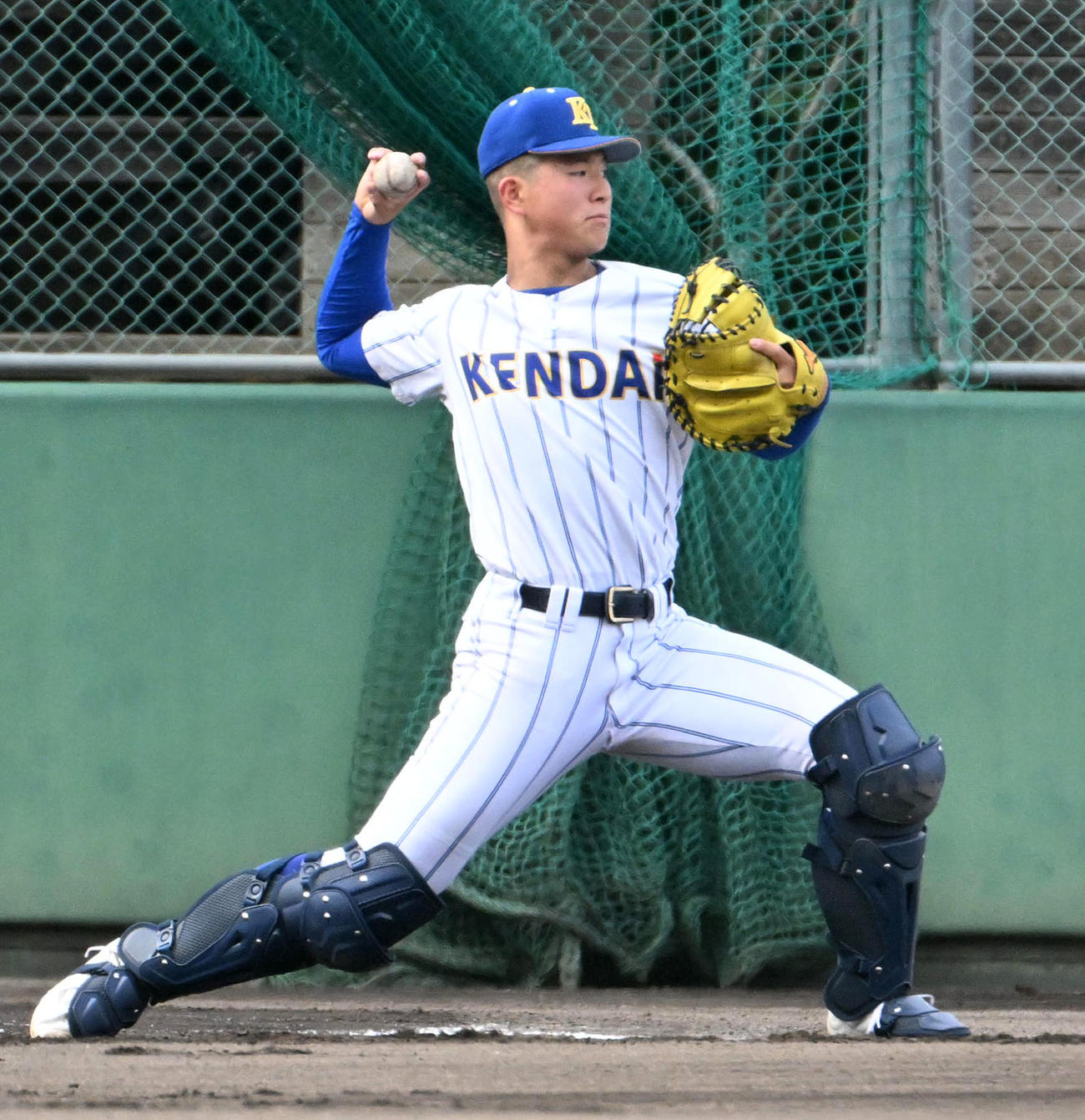 キャッチボールをする健大高崎の小堀（撮影・石井愛子）
