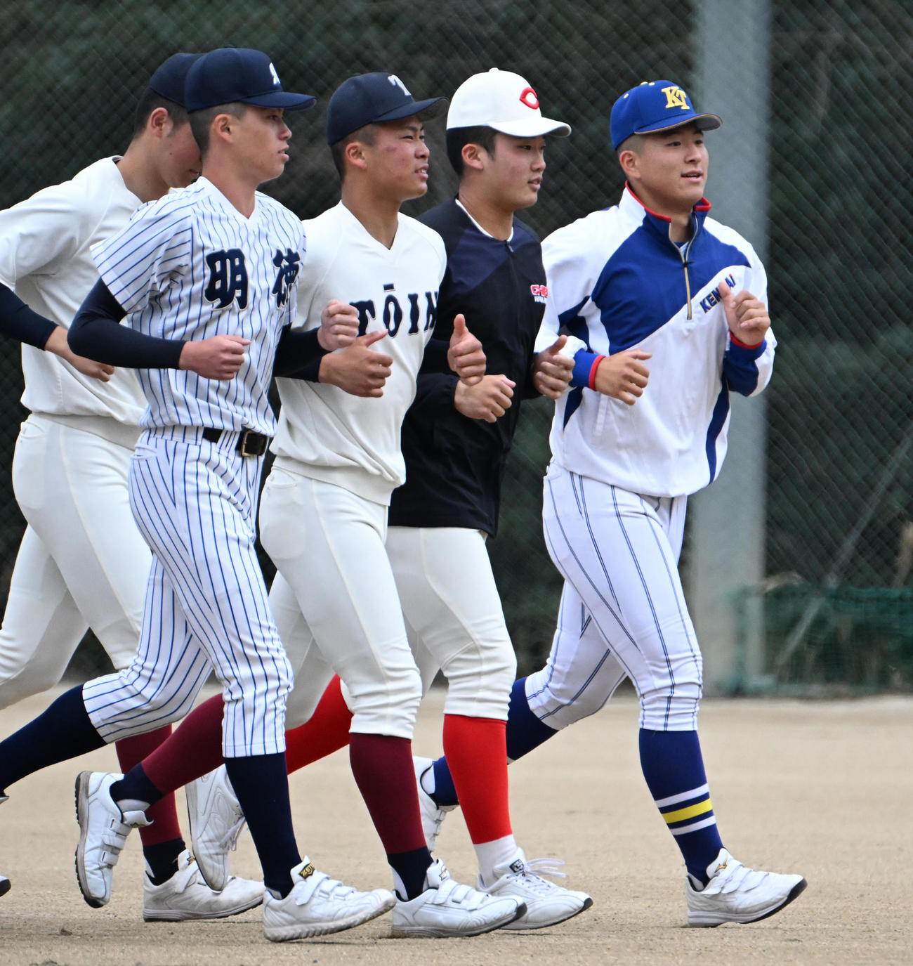 ランニングをするUー18ナイン、右は健大高崎の小堀（撮影・石井愛子）