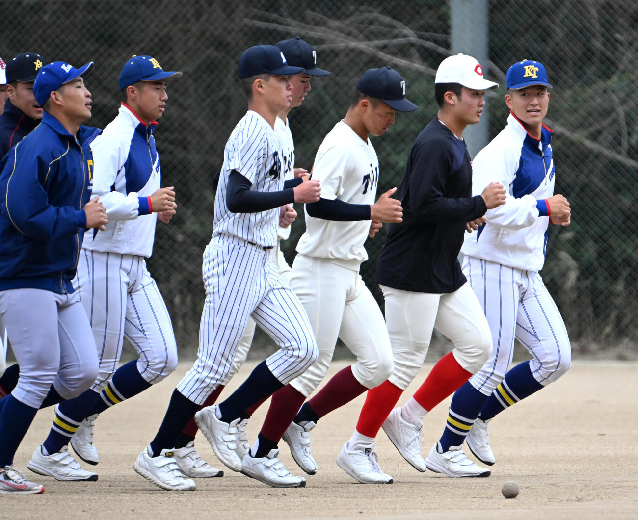 ランニングをするU18日本代表候補の選手たち。右端は健大高崎の小堀（撮影・石井愛子）