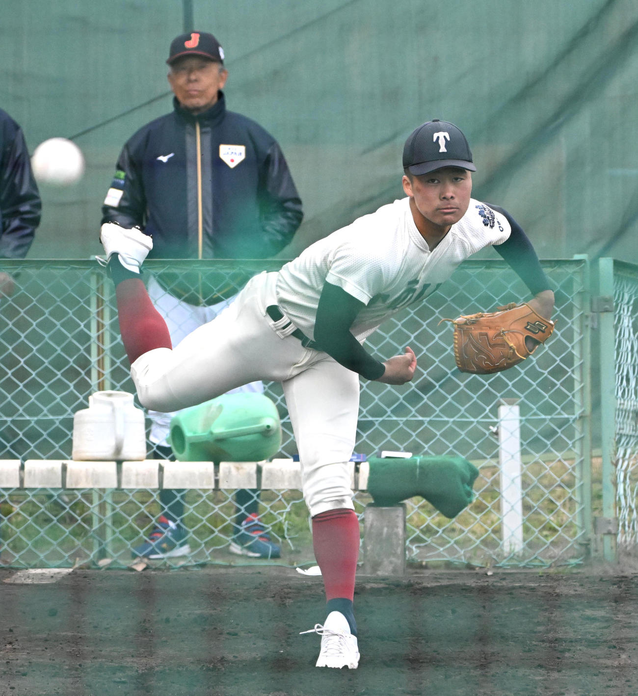 U－18の小倉監督（左）が見守る中ブルペンで投球練習をする大阪桐蔭の中野（撮影・石井愛子）