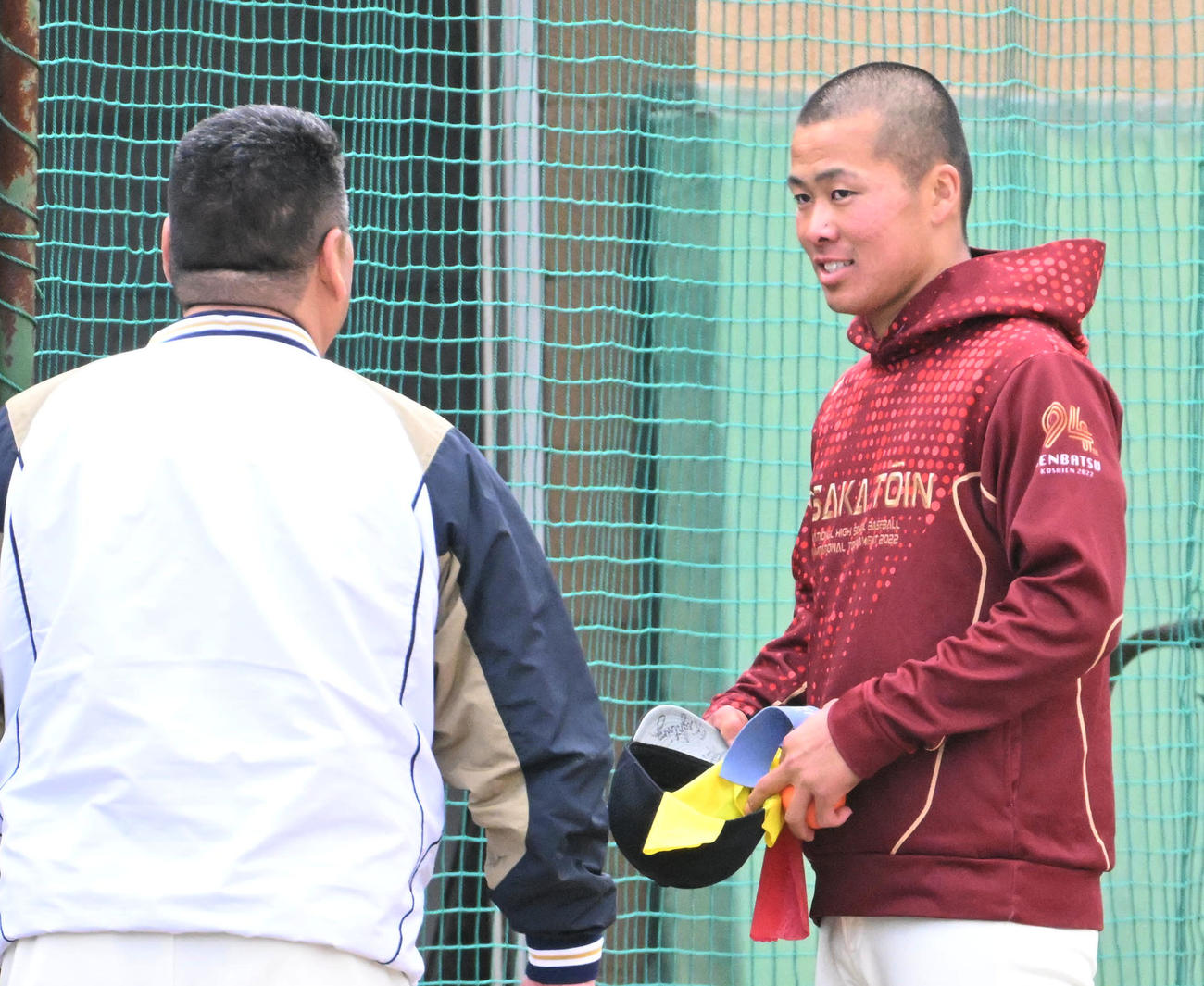 投球練習を終え大阪桐蔭の西谷監督（左）と話す大阪桐蔭の中野（撮影・石井愛子）
