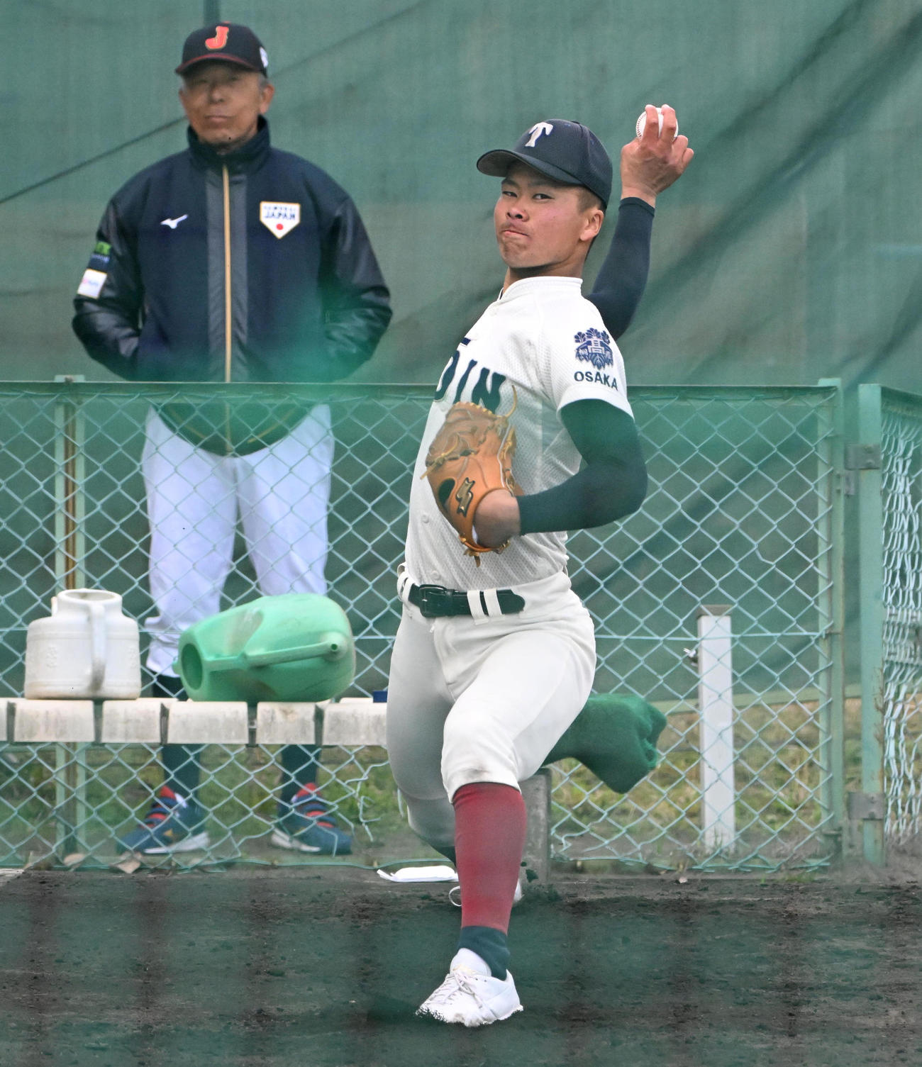 U－18の小倉監督（左）が見守る中ブルペンで投球練習をする大阪桐蔭の中野（撮影・石井愛子）