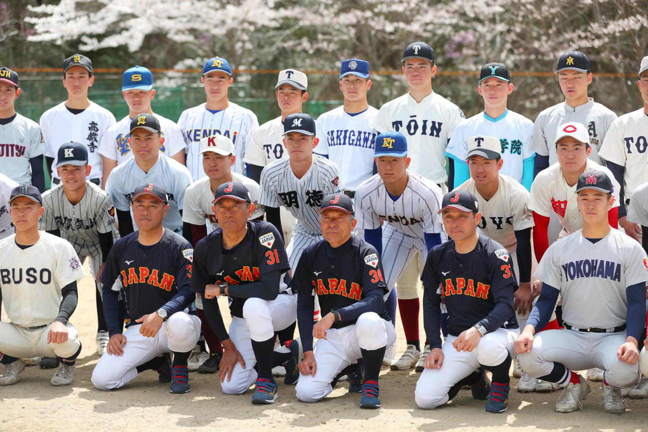強化合宿で選手たちと集合写真に収まるU18日本代表首脳陣、前列左2人目から大角コーチ、竹本ヘッドコーチ、小倉監督、坂原コーチ（撮影・上山淳一）