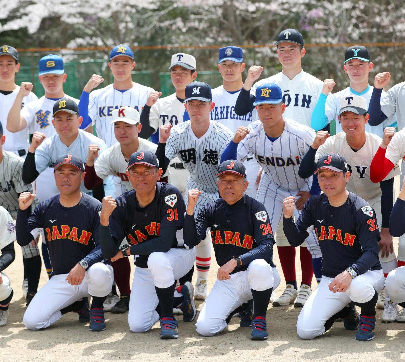 強化合宿で選手たちと集合写真に収まるU18日本代表首脳陣、前列左から大角コーチ、竹本ヘッドコーチ、小倉監督、坂原コーチ（撮影・上山淳一）