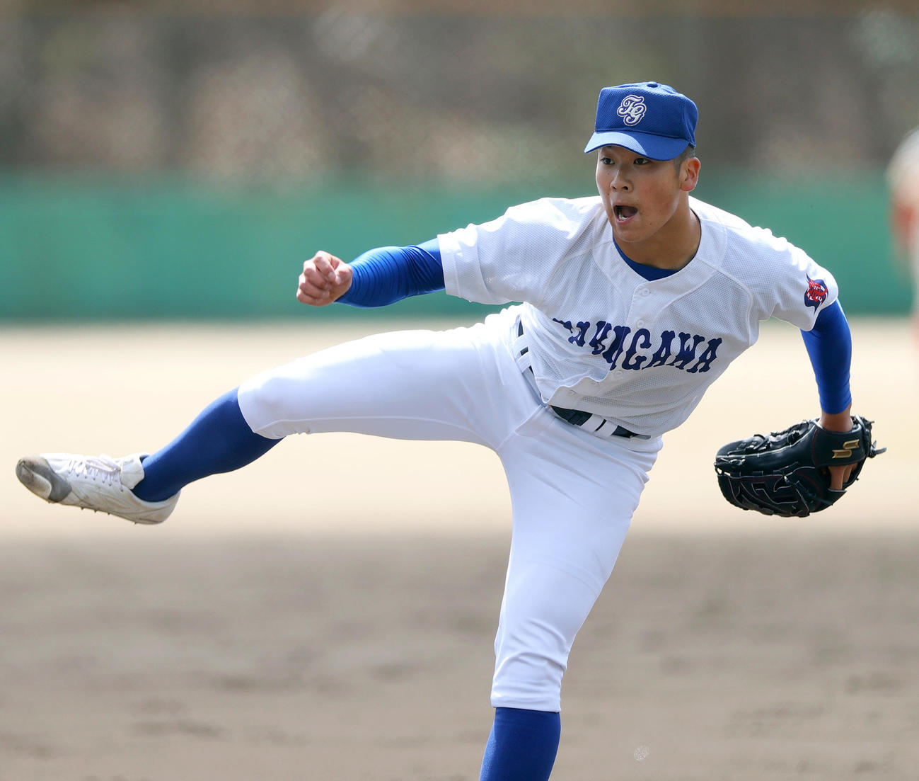 紅白戦　力投する滝川・新井（撮影・上山淳一）