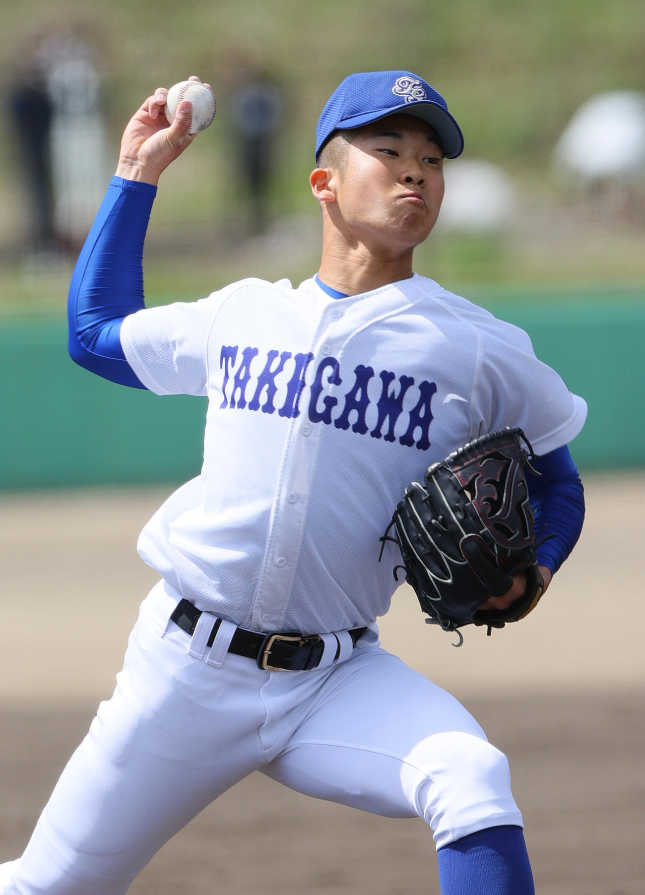 紅白戦　力投する滝川・新井（撮影・上山淳一）