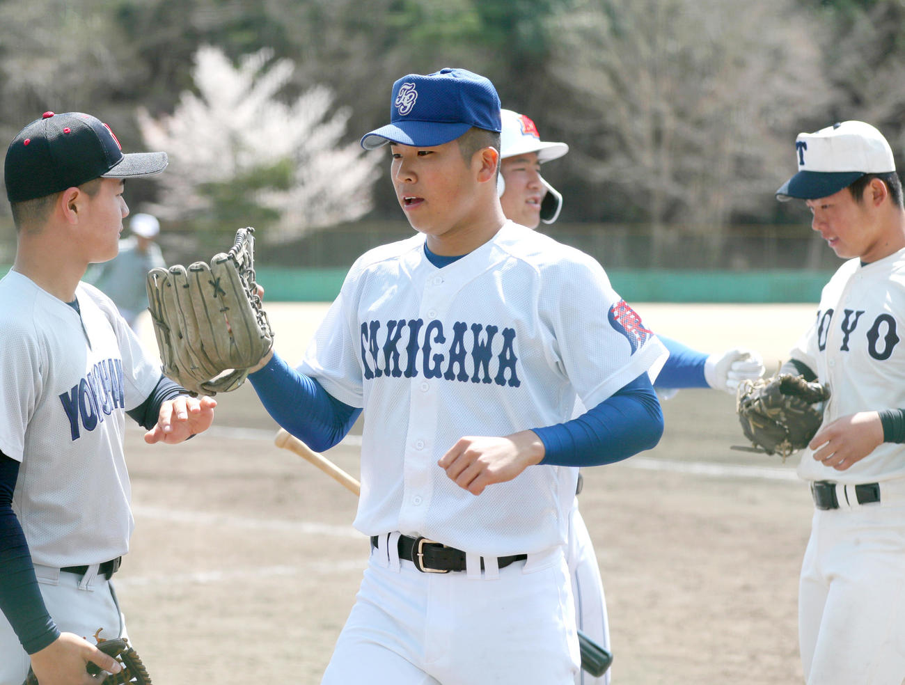 紅白戦　滝川・新井（手前）はベンチ前で仲間たちとタッチをかわす（撮影・上山淳一）