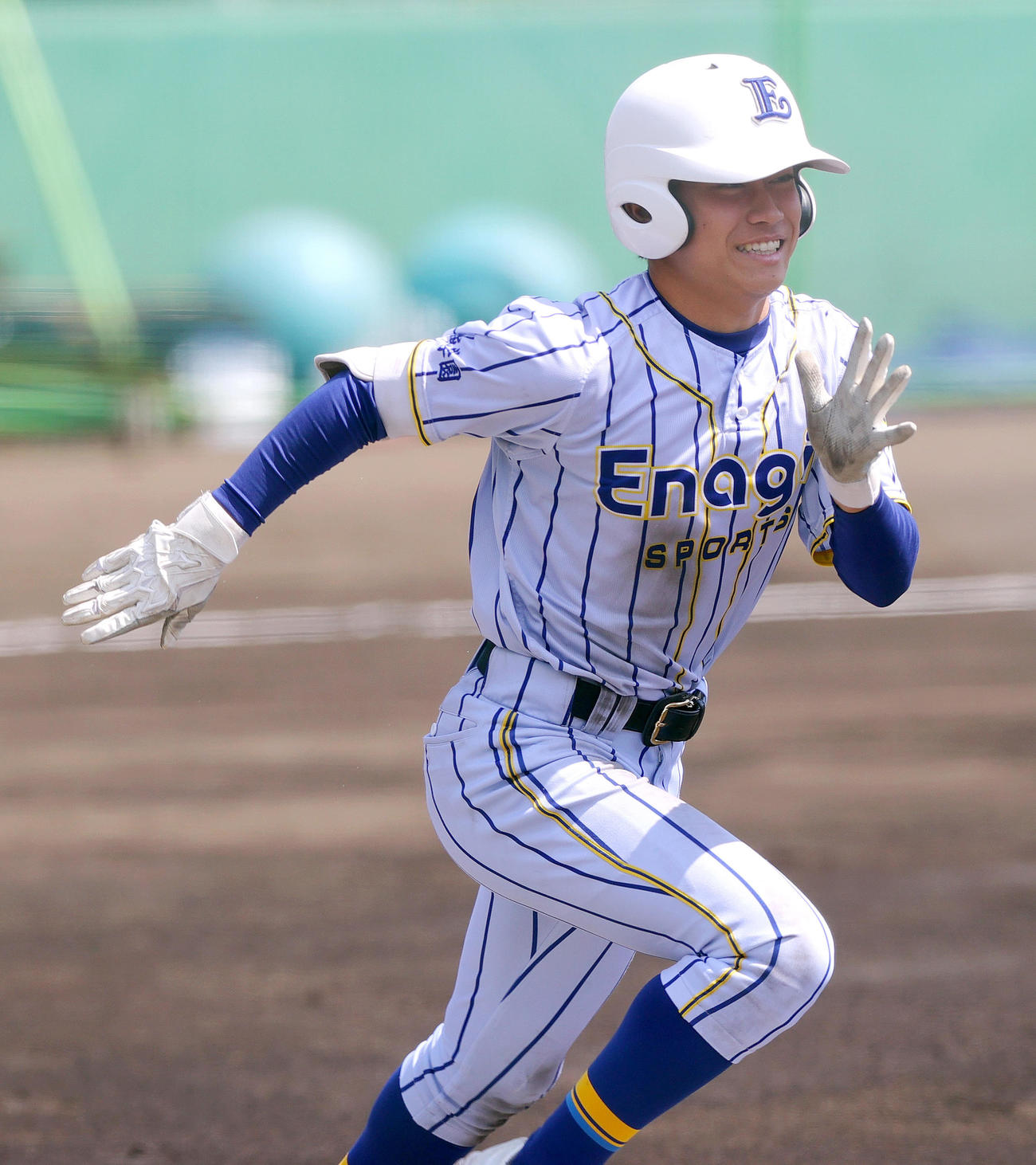 紅白戦　1回裏、セーフティーバントで一塁に向かうエナジックスポーツ・イーマン（撮影・上山淳一）