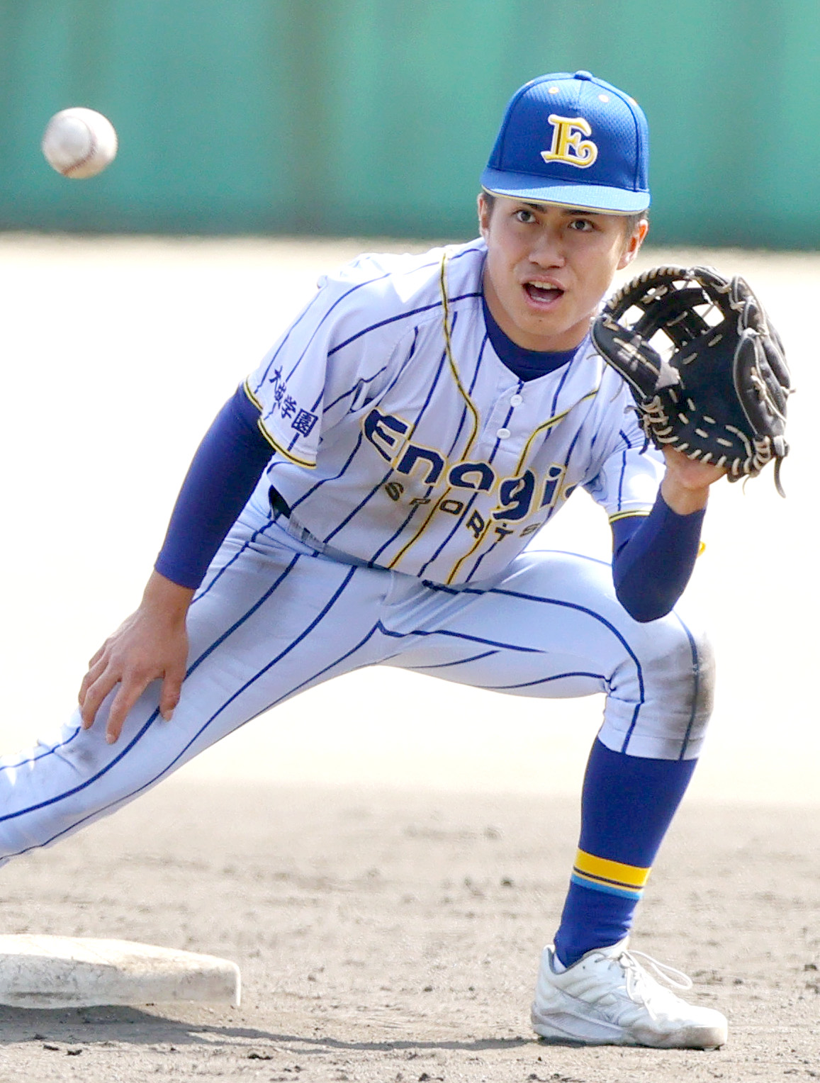 U18強化合宿で送球を受けるエナジックスポーツ・イーマン（撮影・上山淳一）