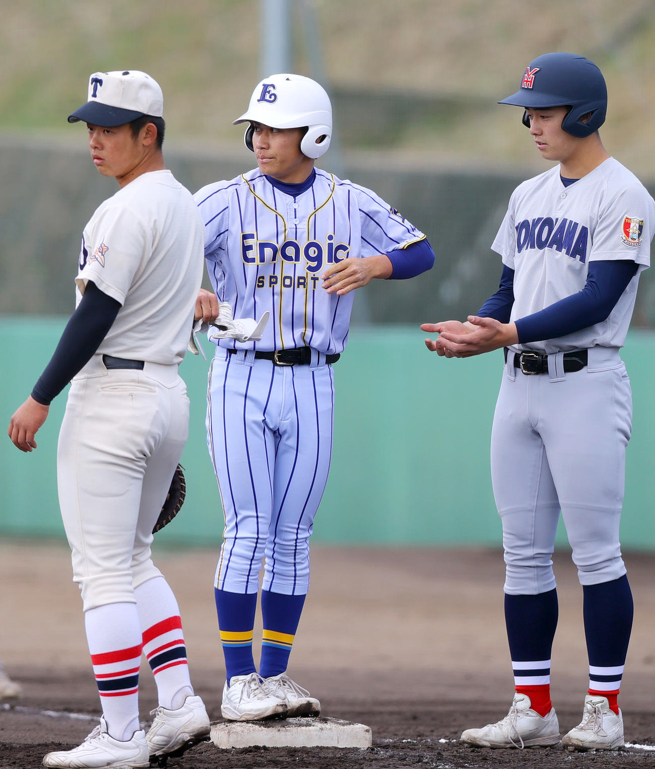 紅白戦　1回裏、安打を放つエナジックスポーツ・イーマン（中央）（撮影・上山淳一）