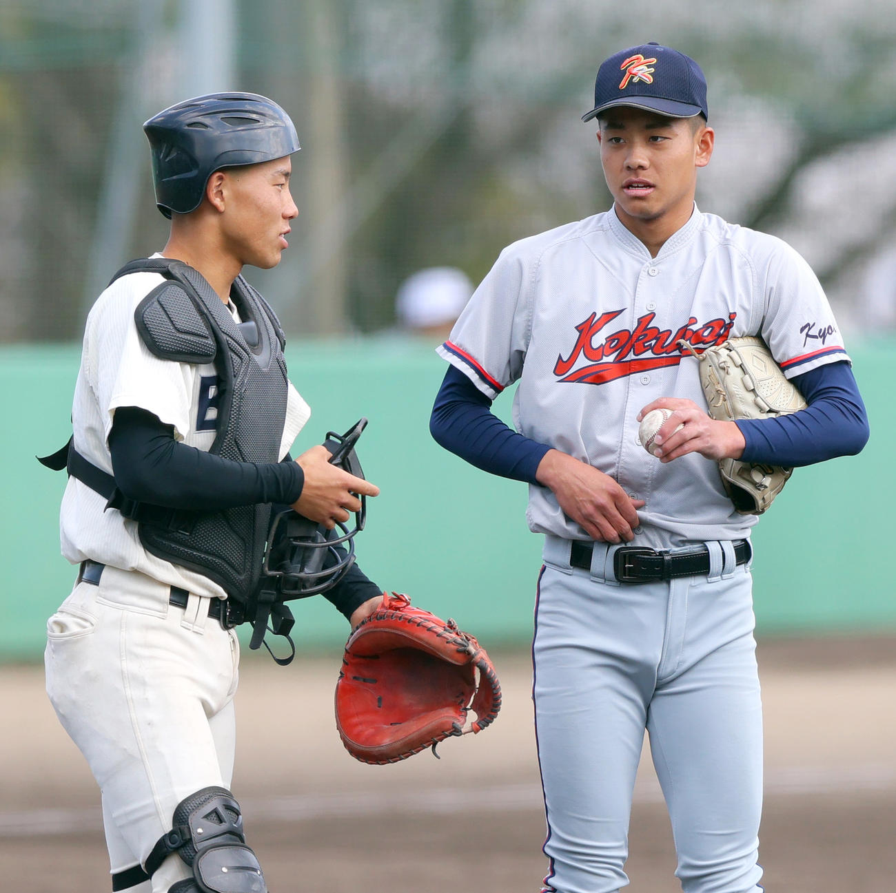 7回裏、京都国際・西村（右）は武相・吉崎とマウンドでサインを確認する（撮影・上山淳一）