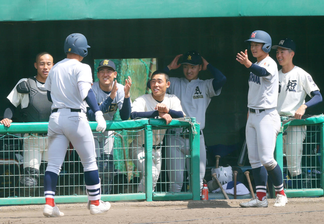 紅白戦　2回表1死三塁、横浜・為永（手前）は右越え2点本塁打を放ち仲間から祝福を受ける（撮影・上山淳一）