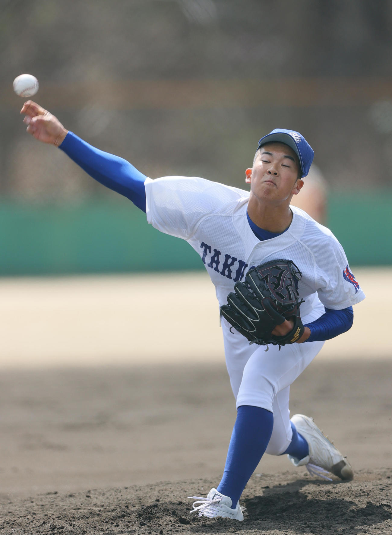 紅白戦　力投する滝川・新井（撮影・上山淳一）