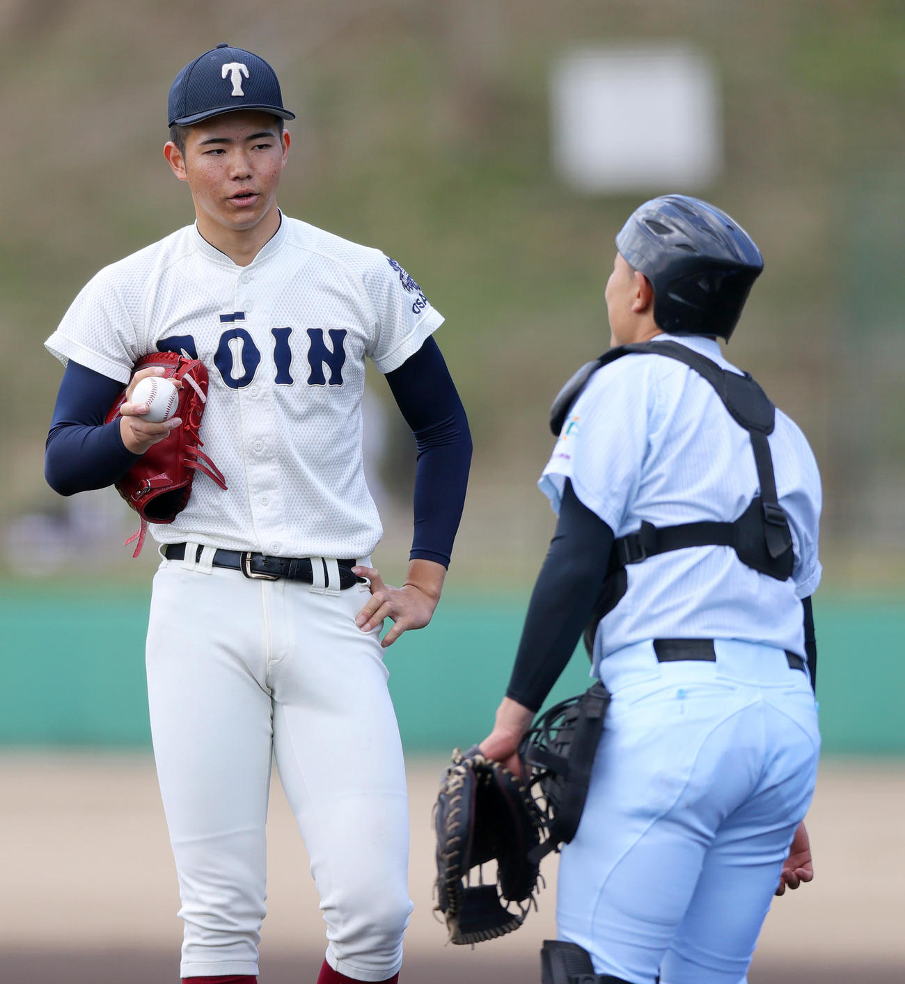 紅白戦　大阪桐蔭・森（左）は学法石川・大栄とサインを確認する（撮影・上山淳一）