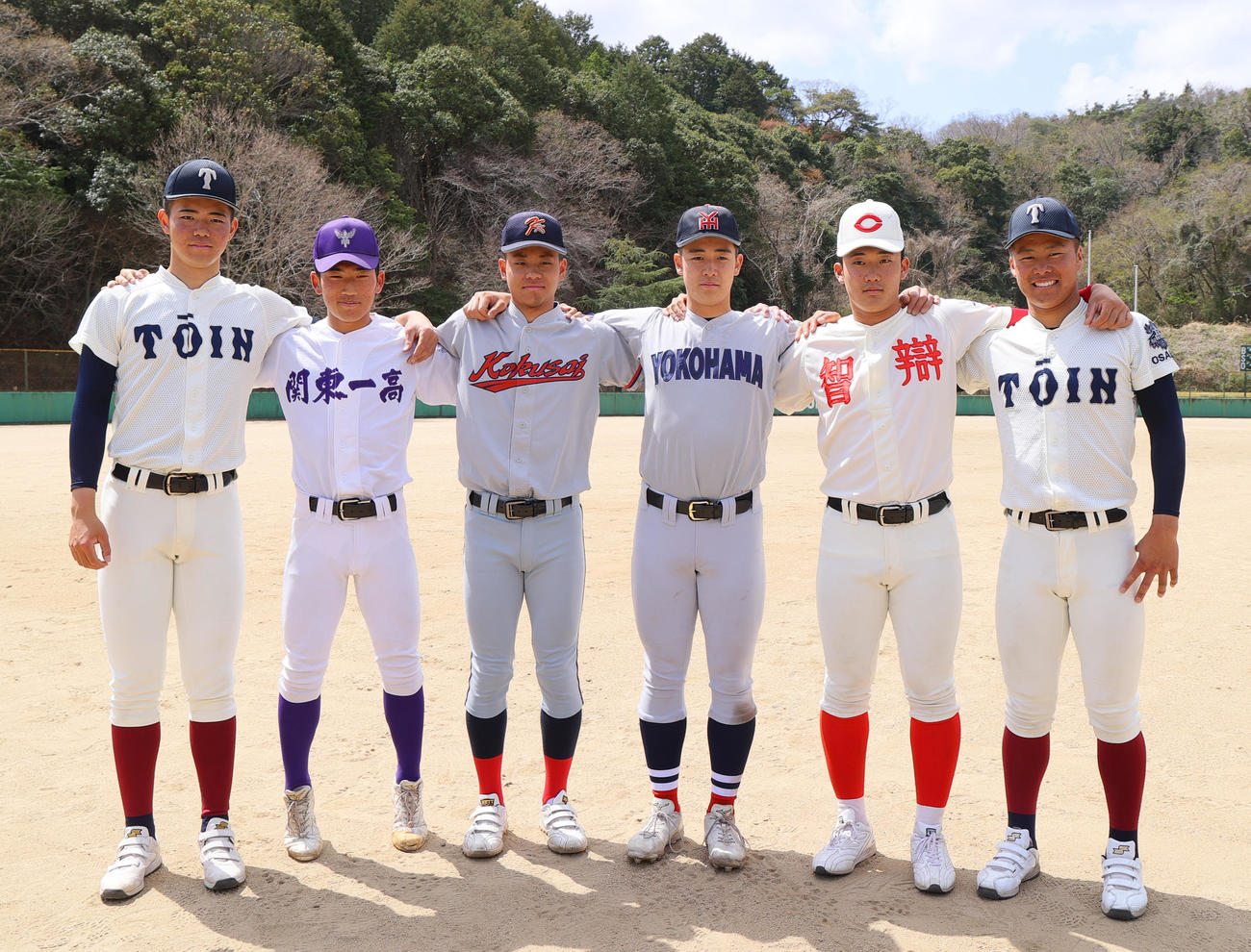高校野球U18強化合宿で写真の納まる、左から大阪桐蔭・森陽樹、関東第一・坂本慎太郎、京都国際・西村一毅、横浜・奥村頼人、智弁和歌山・渡辺颯人、大阪桐蔭・中野大虎＝2025年4月4日