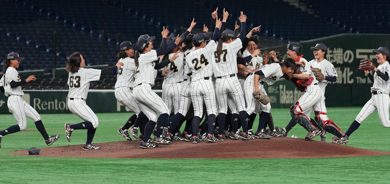 神戸弘陵対履正社　履正社に勝利し優勝を決め、歓喜の輪を作る神戸弘陵ナイン（撮影・鈴木みどり）
