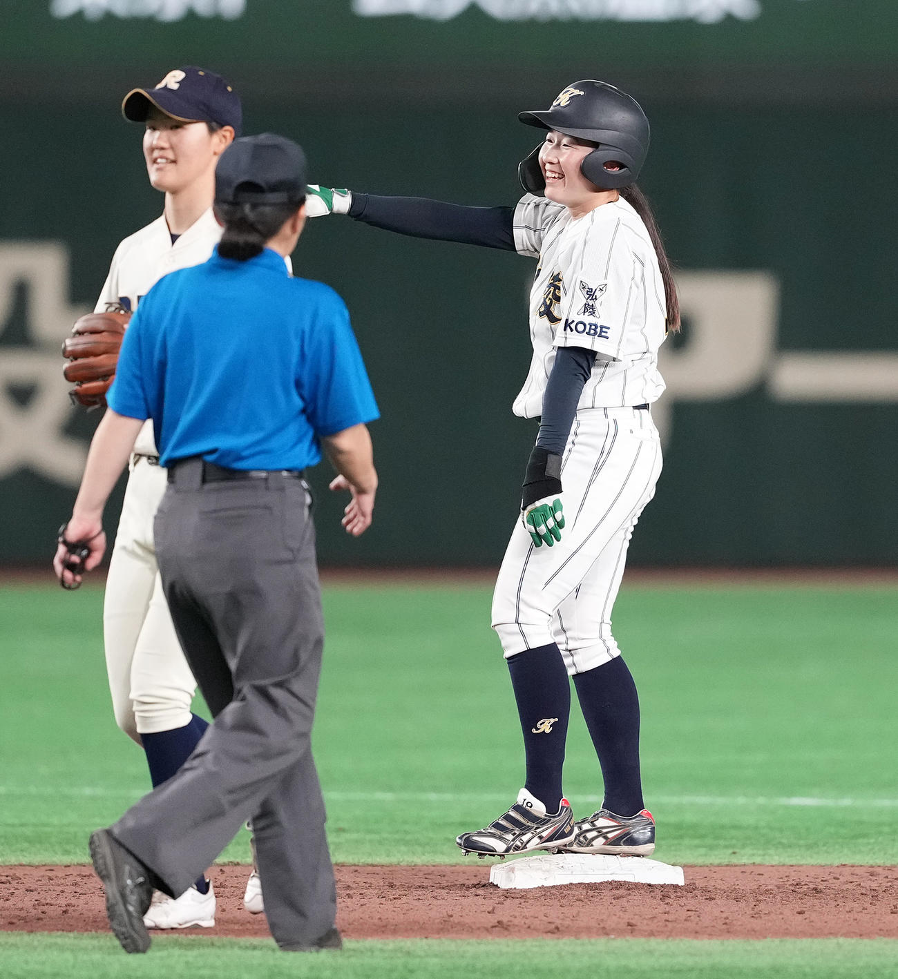 神戸弘陵対履正社　6回表神戸弘陵2死一塁、中適時二塁打を放ち喜ぶ野津（撮影・鈴木みどり）