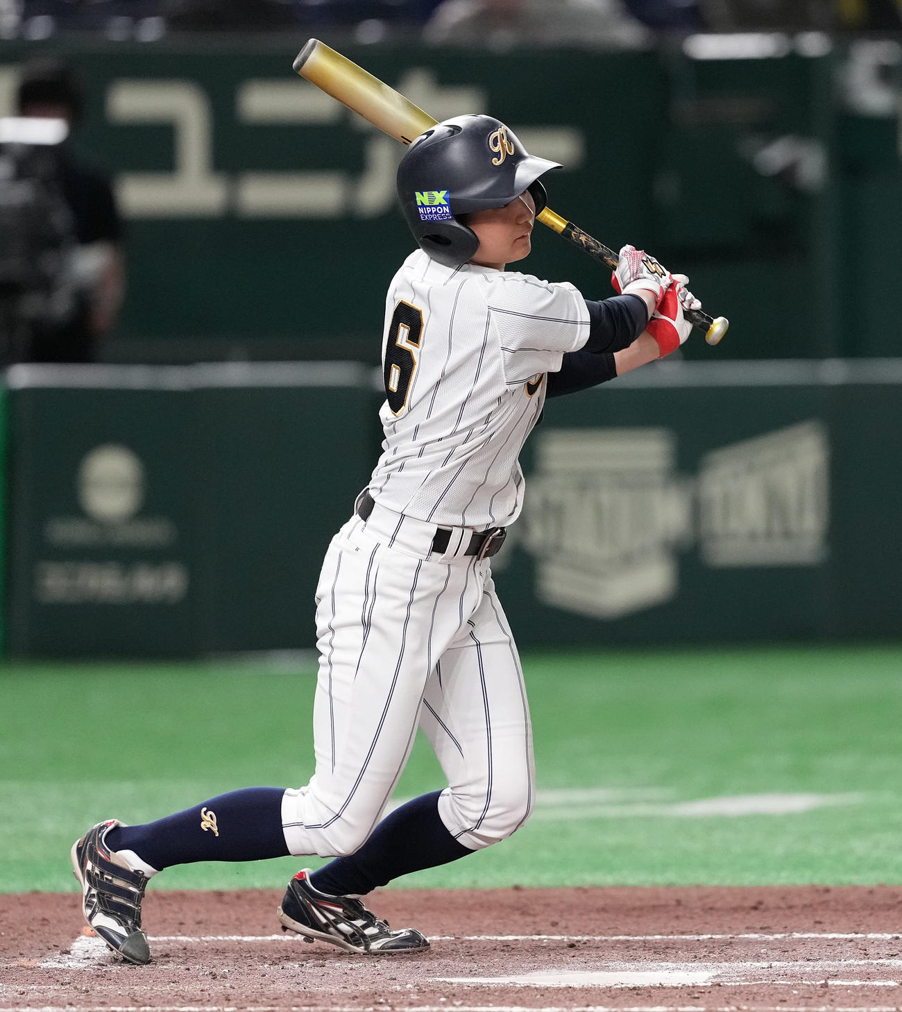 神戸弘陵対履正社　6回表神戸弘陵2死二塁、中適時二塁打を放つ青木（撮影・鈴木みどり）