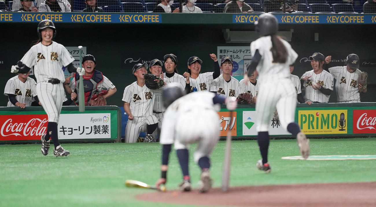 神戸弘陵対履正社　6回表神戸弘陵2死二塁、青木の右前適時打で二塁走者野津（手前右）が生還し、喜ぶベンチ（撮影・鈴木みどり）