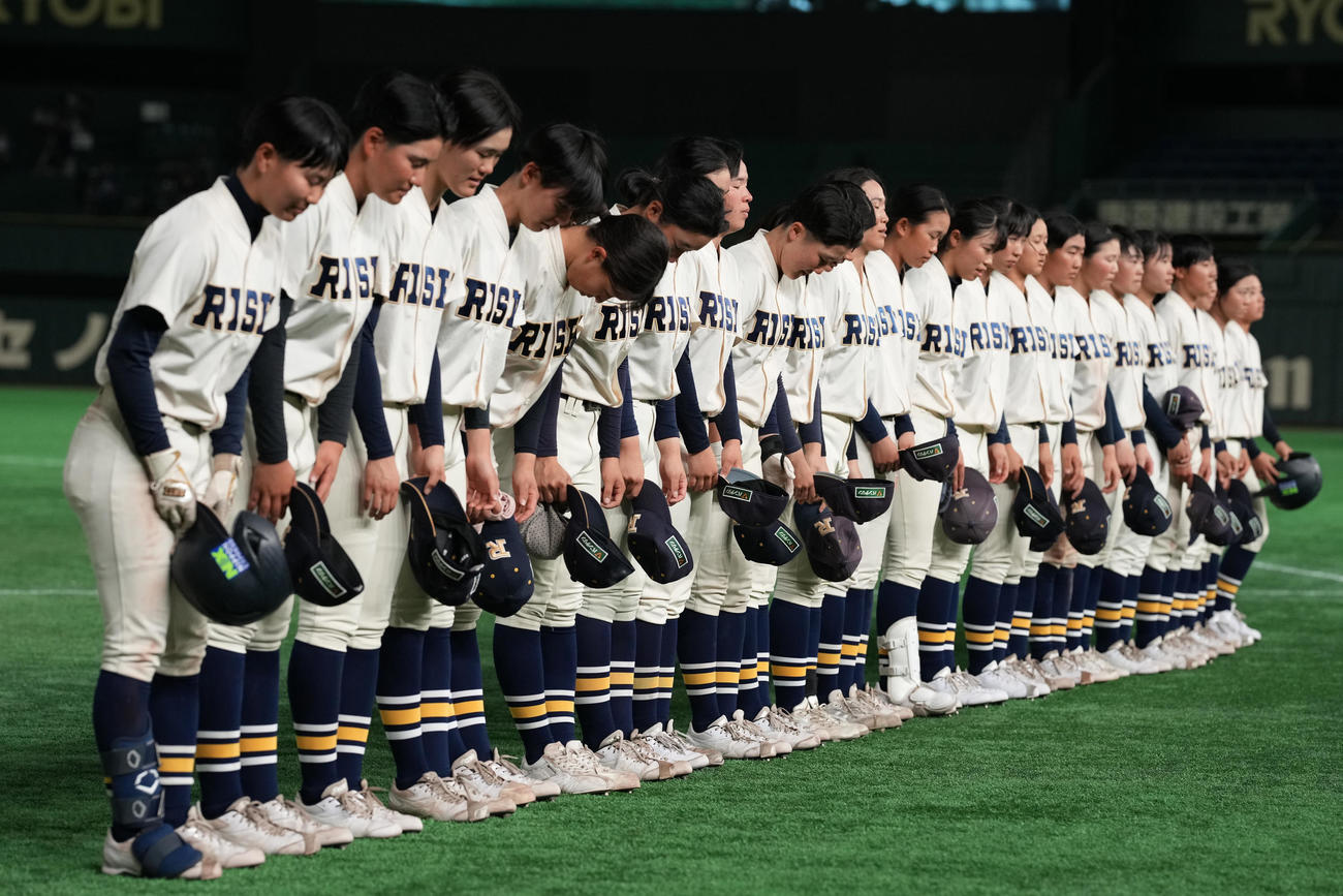神戸弘陵対履正社　神戸弘陵に敗れ、一礼する履正社ナイン（撮影・鈴木みどり）