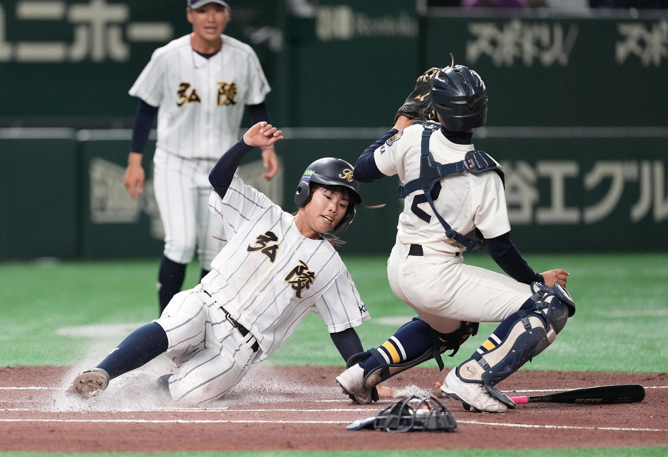 神戸弘陵対履正社　1回表神戸弘陵2死二塁、相手失策で生還する二塁走者矢島。捕手釈迦堂（撮影・鈴木みどり）