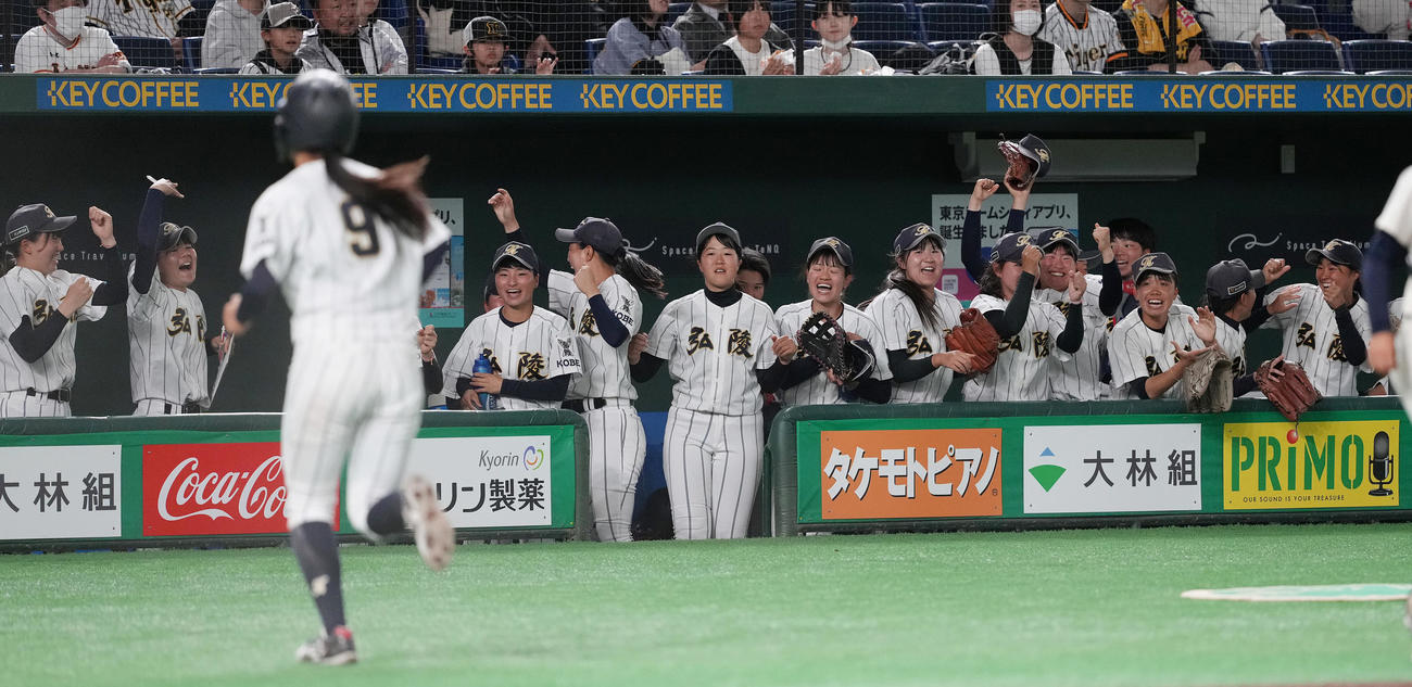 神戸弘陵対履正社　1回表神戸弘陵2死二塁、相手失策で二塁走者矢島（手前）が生還し、喜ぶベンチ（撮影・鈴木みどり）
