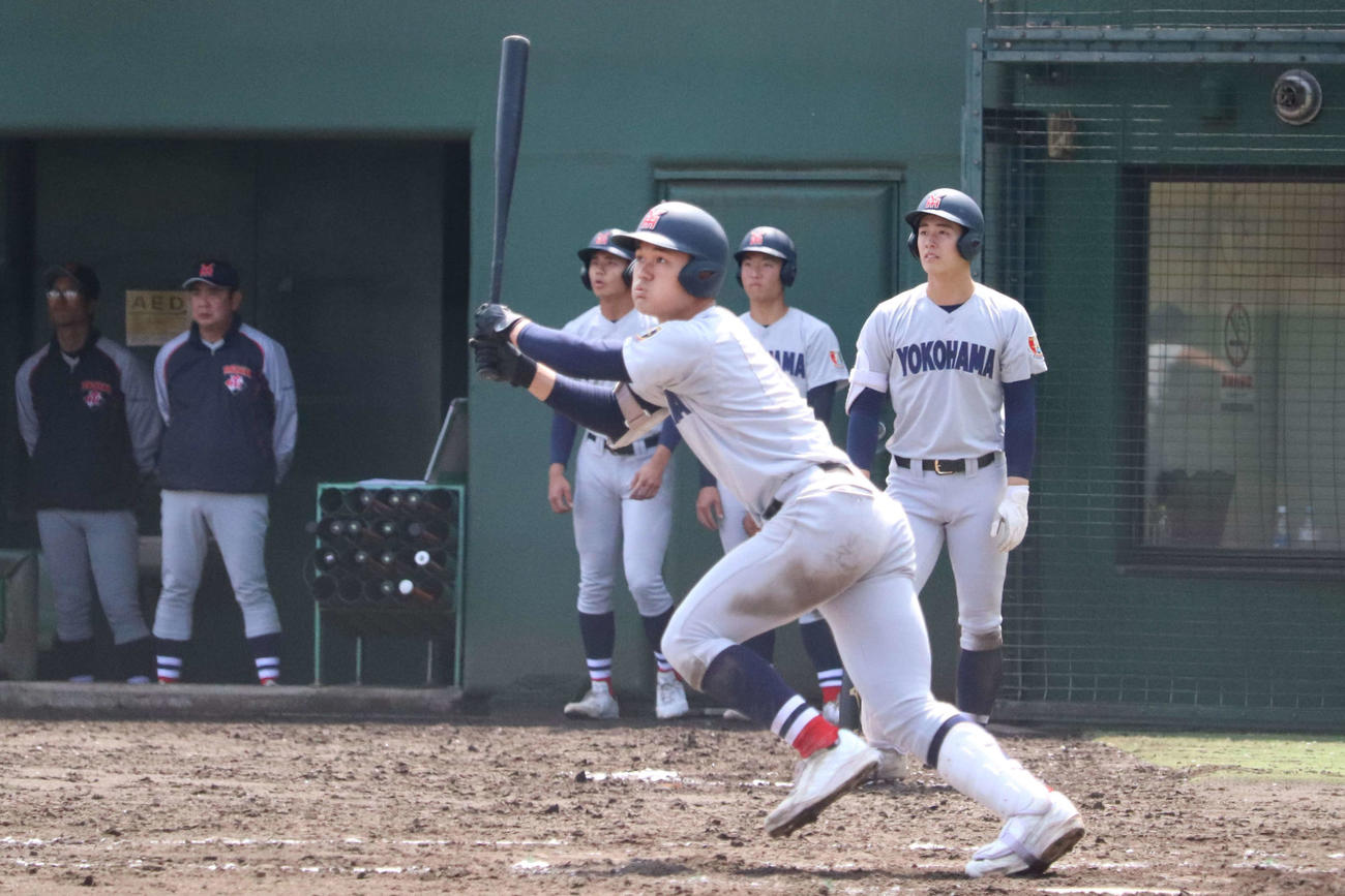 3回、2死満塁から左越え適時三塁打を放つ、横浜の阿部葉（撮影・保坂淑子）