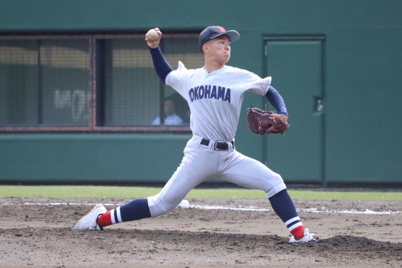 4回に登板し3者凡退に抑える横浜の福井（撮影・保坂淑子）